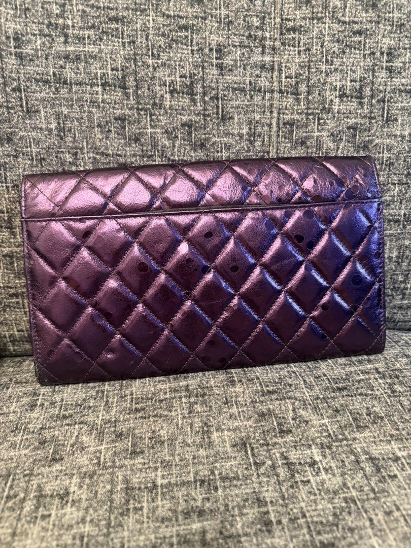 CHANEL CLASSIC FLAP 12x7 inches (Category: Purses & Pouches) located in Manila. Submitted by jaylo06 (Listing ID 1455039068, Image 2). Description: Issue walang strap pagagamit sya as a handbag pa clutch ganun po very nice ang leather naka chanel sa hardwares naka stamp heat brand naka cc ang puller 18 cards slot may minimal rubs sa gilid un lang po malinis po sa may gusto pm lang po thanks.