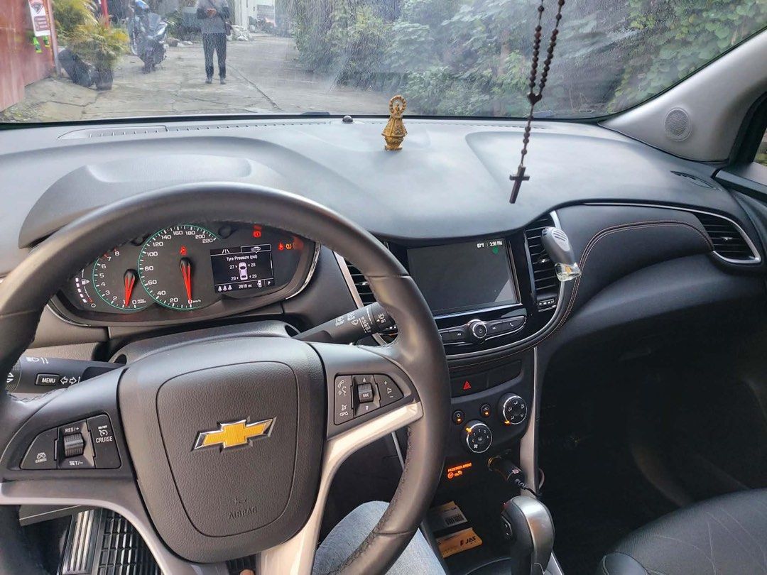 Chevrolet Trax Trax Auto (Category: Used Cars) located in Manila. Submitted by reeeg21 (Listing ID 1455076948, Image 3). Description: Fresh na fresh pa po. Di msyado nagamit since personal use lang po ng tita ko. 2618 mileage. Top of the line. Pass sa mga buy n sell prices offer!! Nego price..