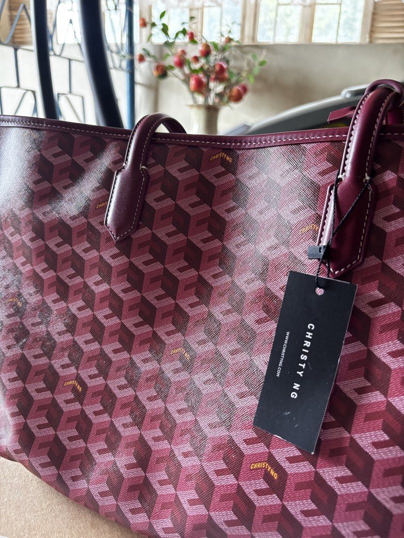 Christy ng Bag Large with Bag organizer (Category: Tote Bags) located in Manila. Submitted by hakdogh90687853 (Listing ID 1454954920, Image 3). Description: Only used for like 6 times, selling because im not working jn a office anymore. With bag organizer already. Bought for 3,199 + bag organizer for 500. selling for 2k. Last price still good as new..