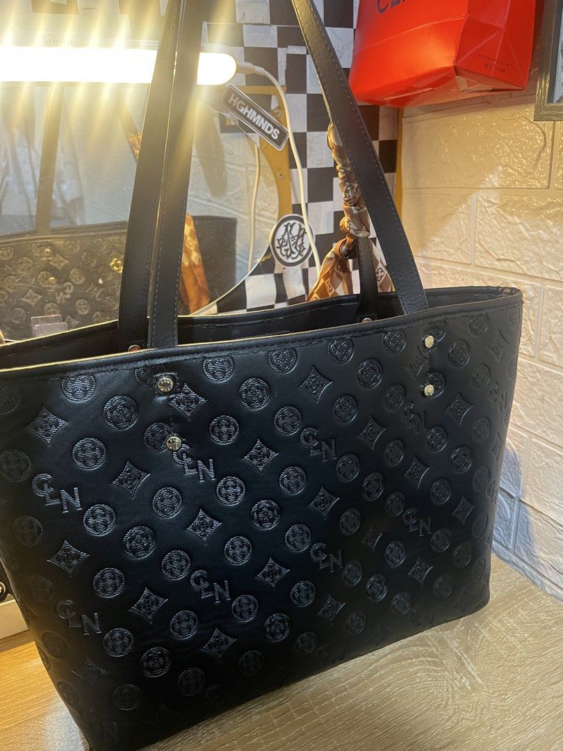 Cln Bag (Category: Shoulder Bags) located in Manila. Submitted by eyz_z (Listing ID 1455002506, Image 2). Description: Good as new pa po hindi pa ganon nagagamit na ka stock lang po kaya bebenta na hehe.
