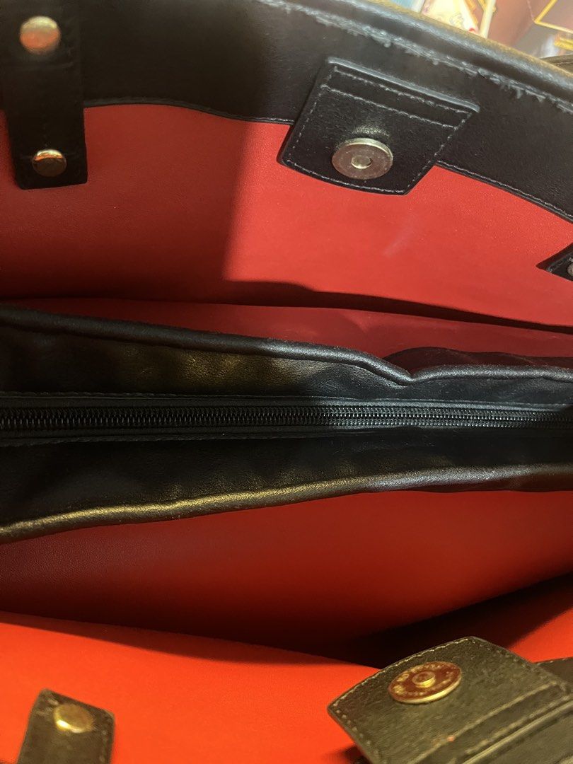 Cln Bag (Category: Shoulder Bags) located in Manila. Submitted by eyz_z (Listing ID 1455002506, Image 3). Description: Good as new pa po hindi pa ganon nagagamit na ka stock lang po kaya bebenta na hehe.