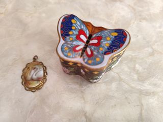 (Category: ) located in . Submitted by thriftteata (Listing ID 1455000692, Image 1). Description: .