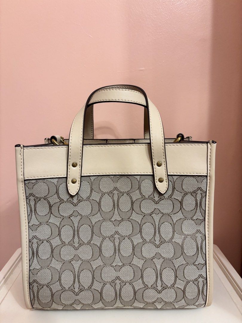 Coach field tote 22 (Category: Luxury Bags & Wallets) located in Antipolo. Submitted by jecxxiz (Listing ID 1454988105, Image 2). Description: With orig dust bag, cc, hang tag.