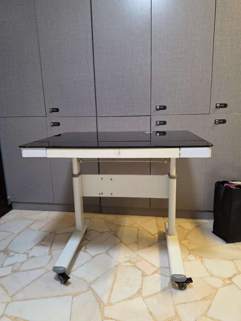 Computer table (Category: Tables & Sets) located in Singapore. Submitted by kimchi_sg (Listing ID 1454952839, Image 1). Description: 60cm width X 80cm Length.