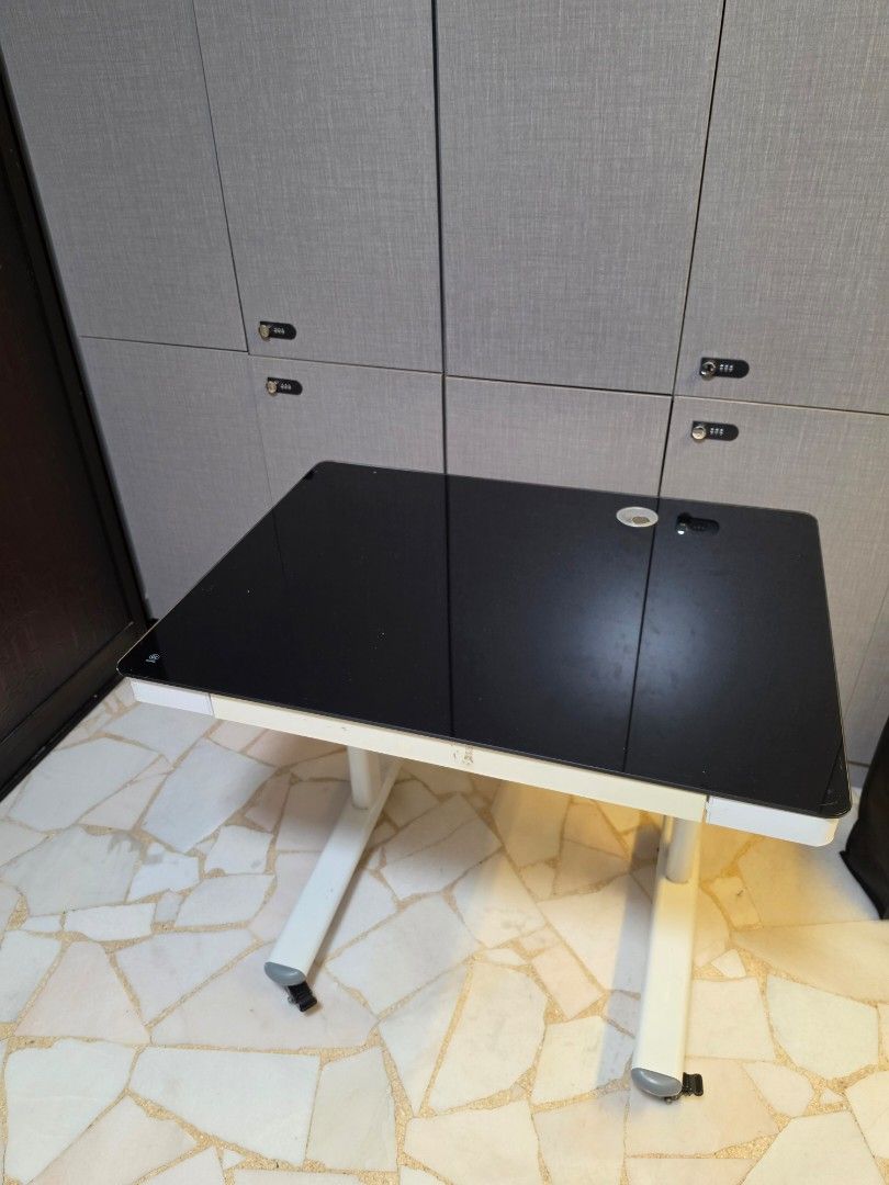 Computer table (Category: Tables & Sets) located in Singapore. Submitted by kimchi_sg (Listing ID 1454952839, Image 2). Description: 60cm width X 80cm Length.