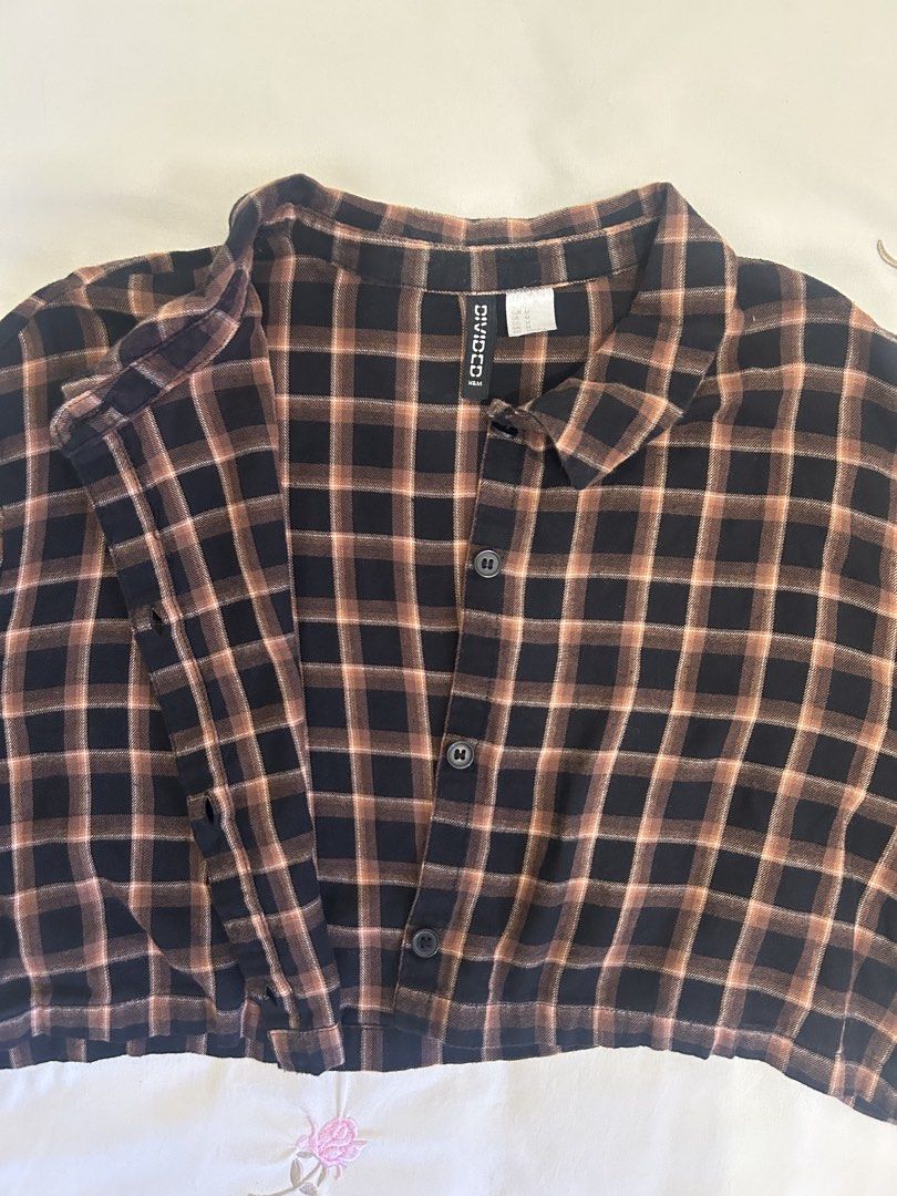 Cropped Long Sleeve Top (Category: Longsleeves) located in Manila. Submitted by summerdeclutters (Listing ID 1455114663, Image 3). Description: 🪷 Size: M 🪷 Bought in Dubai 🇦🇪 🪷 In great condition 🪷 Comfortable & flattering fit 🪷 Easy to pair with skirts, jeans, or shorts 🪷 Open for negotiations! 💌.