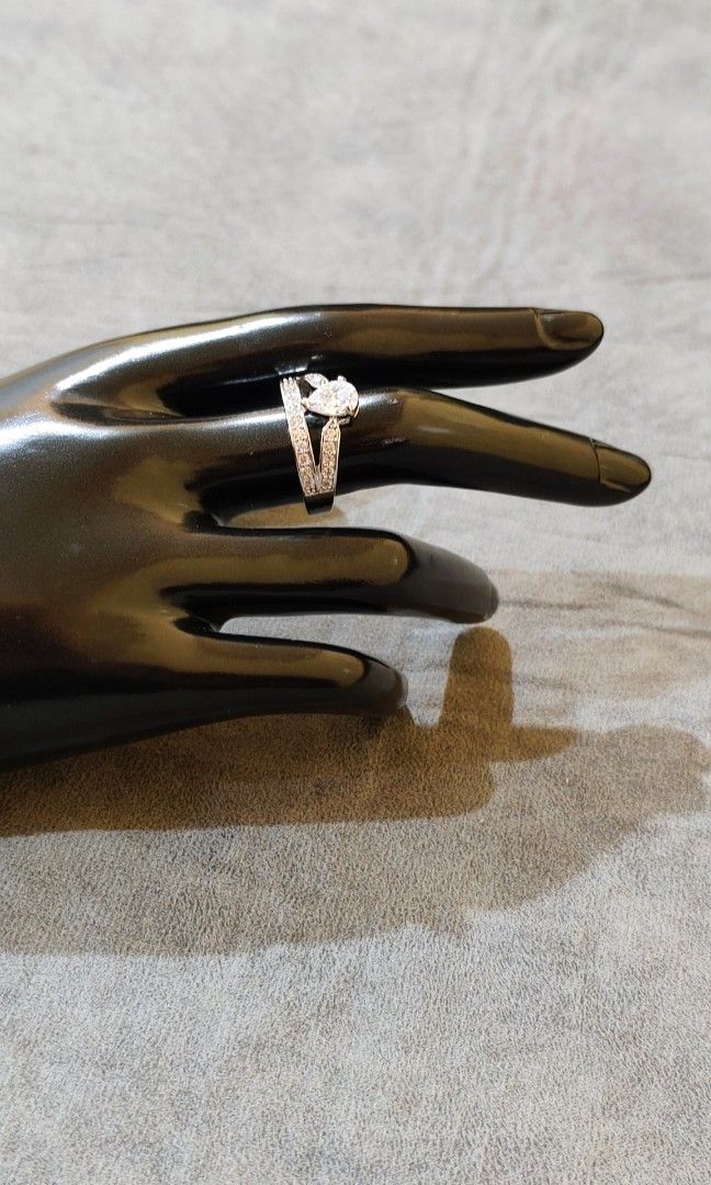 Crown shape diamond ring (Category: Rings) located in La Trinidad. Submitted by marksols (Listing ID 1455104128, Image 3). Description: .