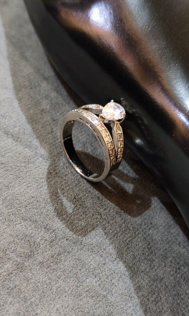 Crown shape diamond ring (Category: Rings) located in La Trinidad. Submitted by marksols (Listing ID 1455104128, Image 2). Description: .