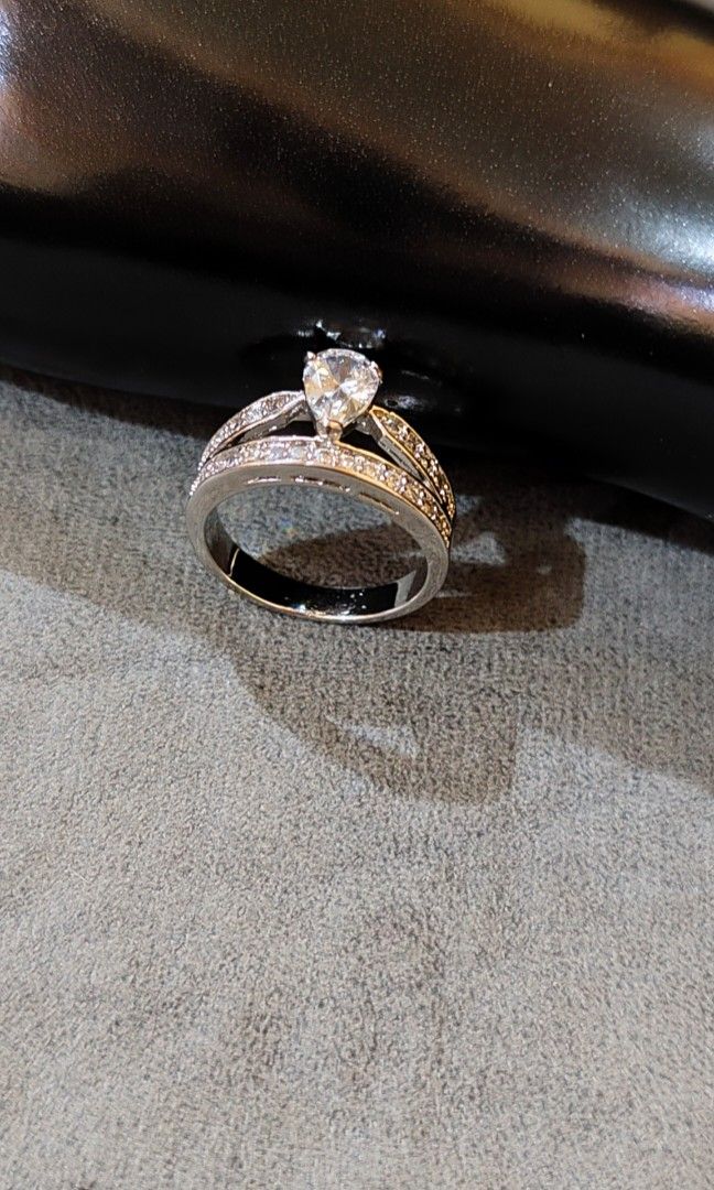 Crown shape diamond ring (Category: Rings) located in La Trinidad. Submitted by marksols (Listing ID 1455104128, Image 1). Description: .