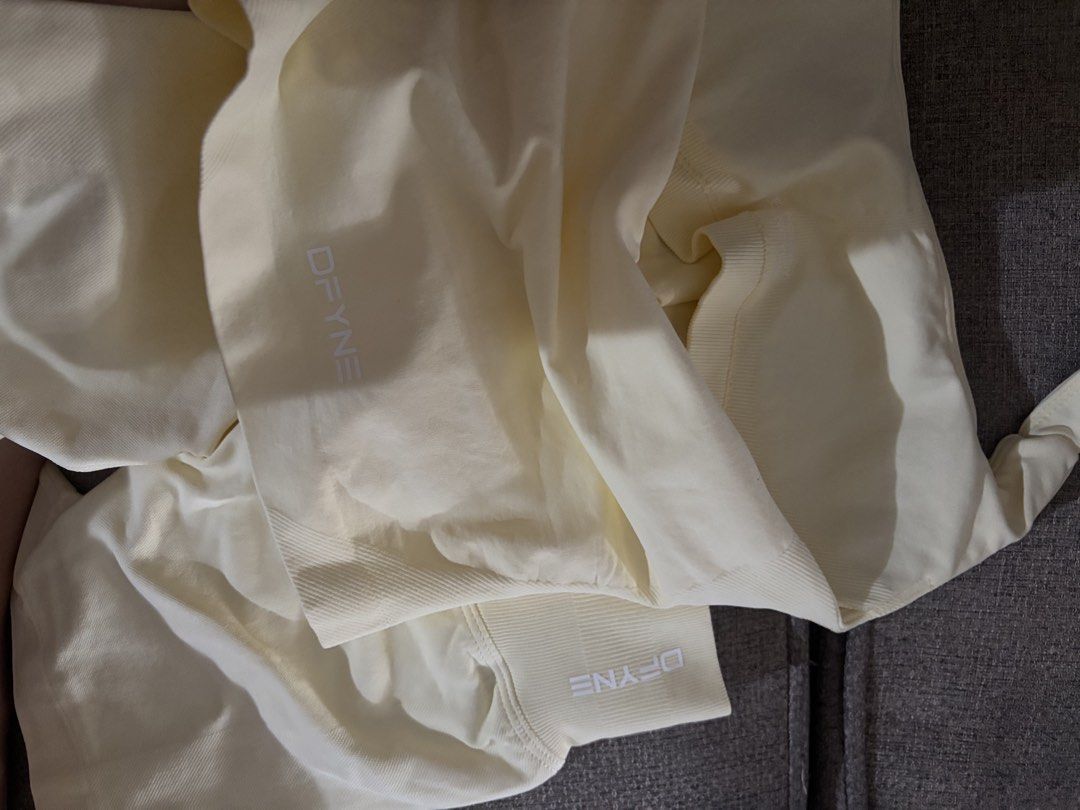 DFYNE Butter yellow size xs (Category: Activewear) located in Manila. Submitted by mimi4373 (Listing ID 1455010629, Image 2). Description: pre loved rarely used 4-5x only with its original pouch with code has minimal stain in the neck area but not visible reason i’m selling it low.