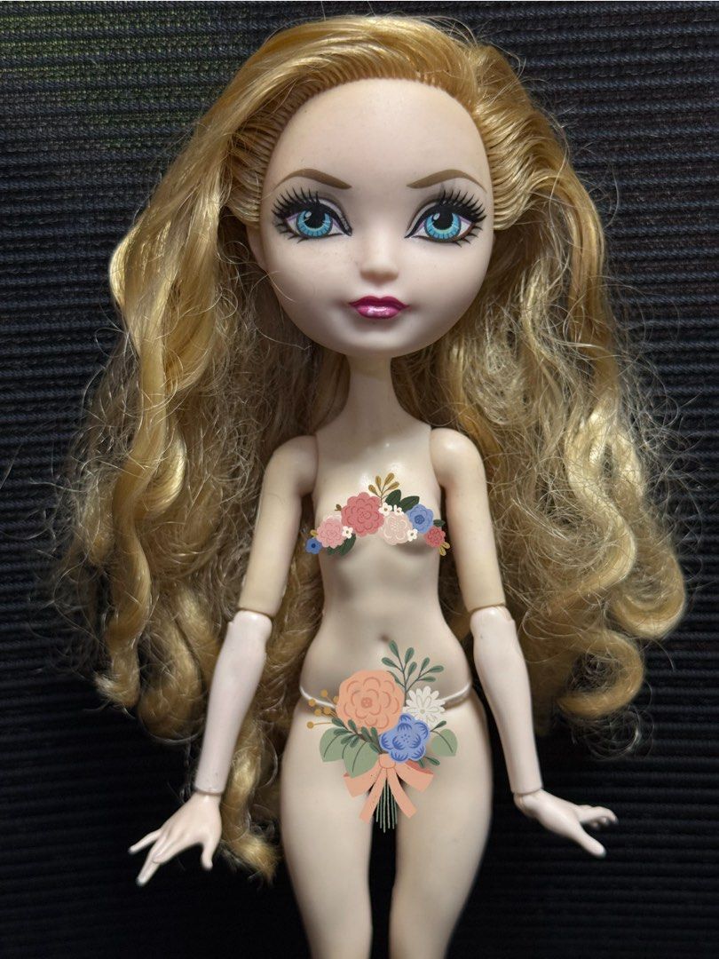 Ever After High Apple White Doll Nude (Category: Figurines & Statues) located in Davao. Submitted by riccirici (Listing ID 1429223152, Image 2). Description: NOTE Kindly avoid leaving messages hanging, let’s respect each other’s time. Thank you 💗 Ever After High Apple White Doll Nude Actual photos posted Discoloration on the doll’s body WYSIWYG Joints 9/10 NUDE Price 1,800 php +shipping cost Courier J&T 5-7 shipping days Davao City Bank Transfer