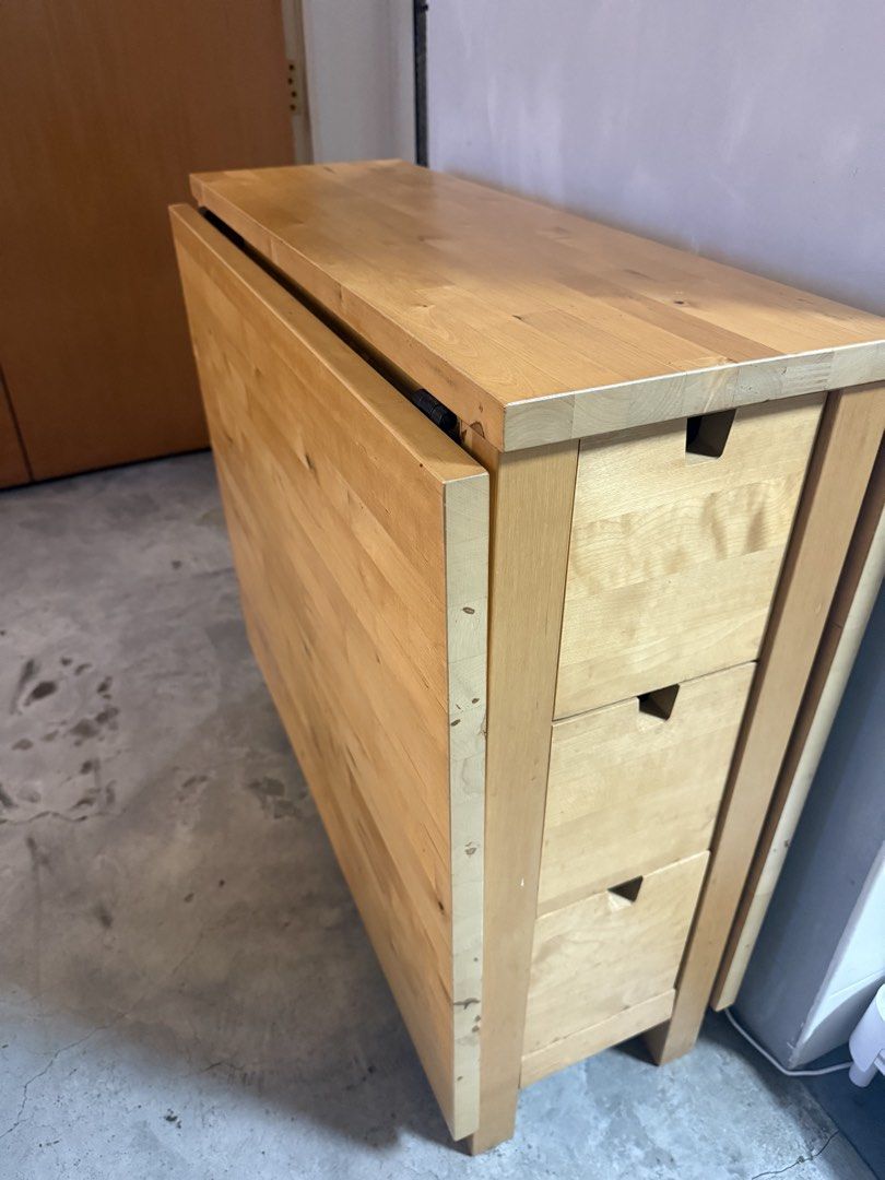 Extendable / foldable dining table (Category: Tables & Sets) located in Singapore. Submitted by sam.market (Listing ID 1455090835, Image 1). Description: .