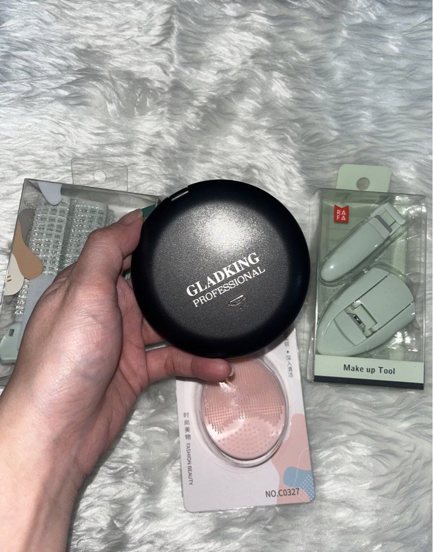 Face accessories with LED mirror (Category: Face Care) located in Manila. Submitted by keishayy (Listing ID 1455072589, Image 3). Description: All items are new. Not yet used..