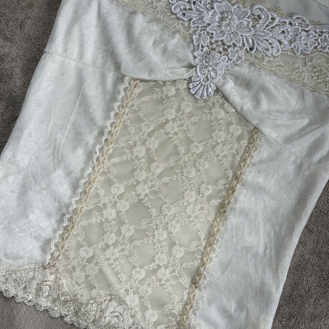 fairycore y2k cottagecore whimsy White Lace Trimmed Camisole Top (Category: Sleeveless) located in Davao. Submitted by read_my_abouts (Listing ID 1455123746, Image 3). Description: Size : S-M.