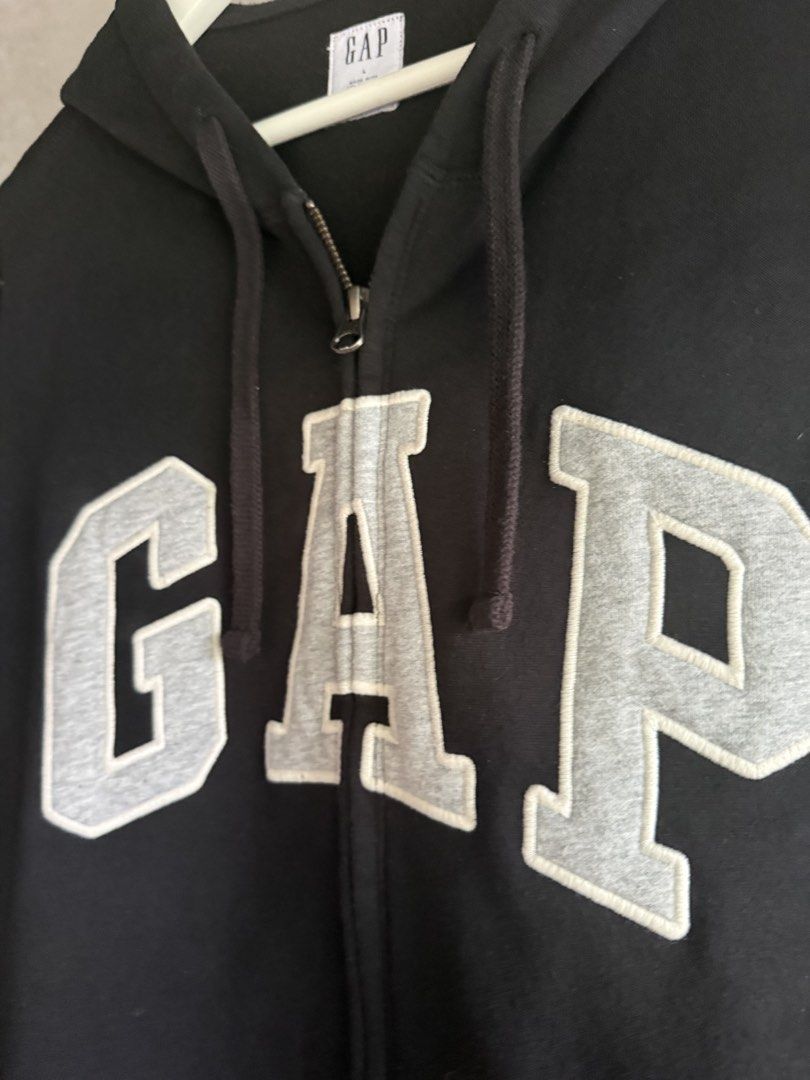 GAP Black Zip-Up Hoodie Size (Category: Hoodies) located in Koronadal. Submitted by d.moonlight (Listing ID 1455037560, Image 2). Description: - Classic black GAP zip-up hoodie Condition - 9.8/10 | Size -22/27 Large on tag Like new! Issue - None.