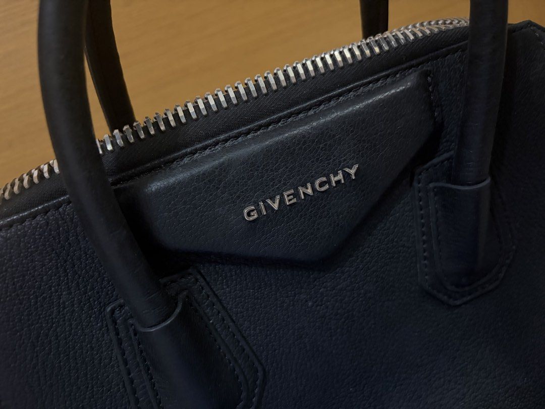 Givenchy （分類：手袋及銀包）位於 Hong Kong。 由 forlove_fortruth 提交（商品編號 1455069140，圖片 3）。簡介： Brand: Givenchy Color: Black 可單邊咩（長度及腰），有厚度實用，可以放好多野，全個袋無破損，good condition 原價過萬 現清屋平售$2000 可約面交或順豐到付。