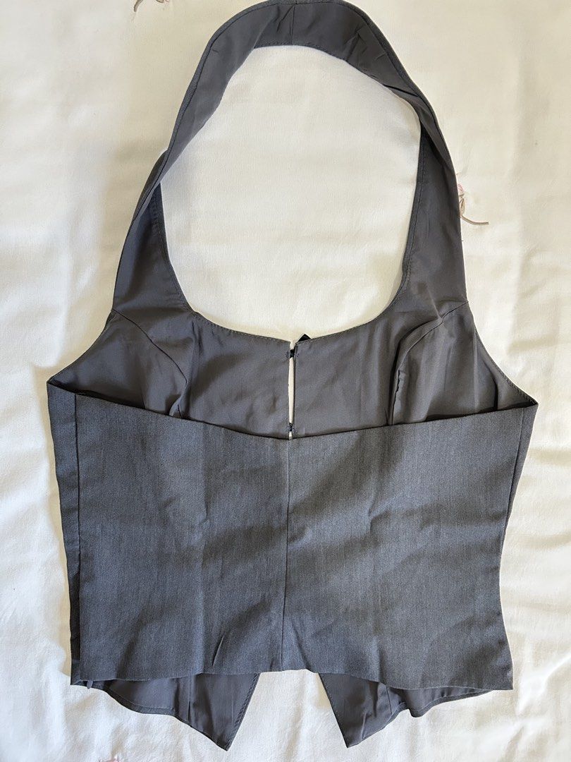 Halter Neck Crop Tank Top (Category: Sleeveless) located in Manila. Submitted by summerdeclutters (Listing ID 1390705159, Image 3). Description: 🪷 Fits XS-S 🪷 Color: Grey 🪷 Never been worn 🪷 Comfy, stylish, and easy to pair with anything 🪷 The bow detail is such a cute touch 🪷 Open for negotiations! 💌.