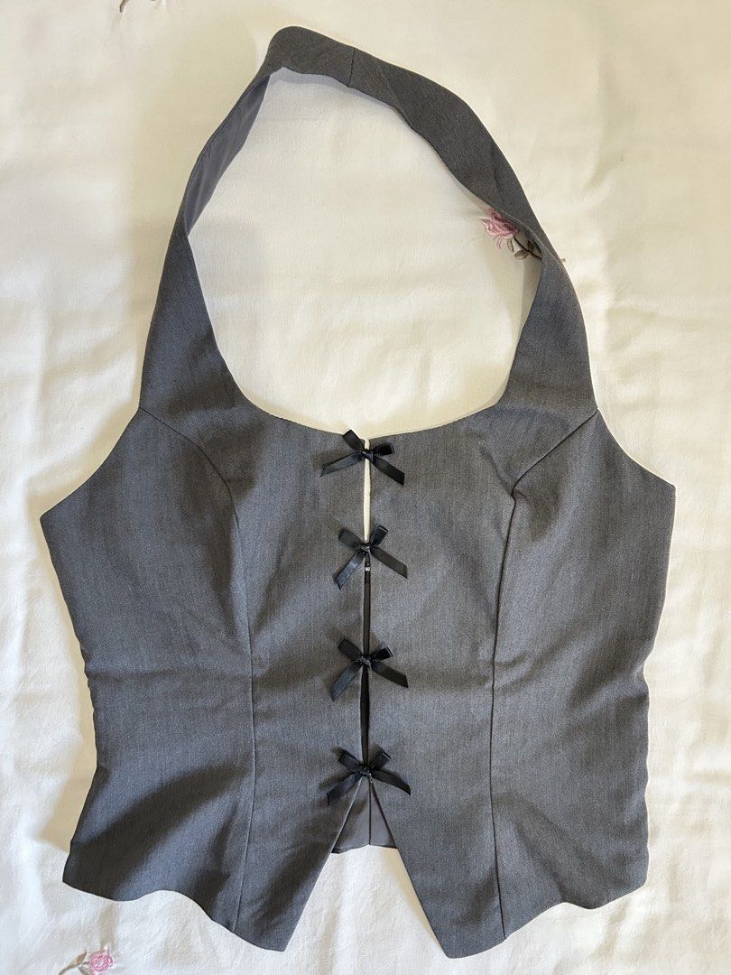 Halter Neck Crop Tank Top (Category: Sleeveless) located in Manila. Submitted by summerdeclutters (Listing ID 1390705159, Image 2). Description: 🪷 Fits XS-S 🪷 Color: Grey 🪷 Never been worn 🪷 Comfy, stylish, and easy to pair with anything 🪷 The bow detail is such a cute touch 🪷 Open for negotiations! 💌.