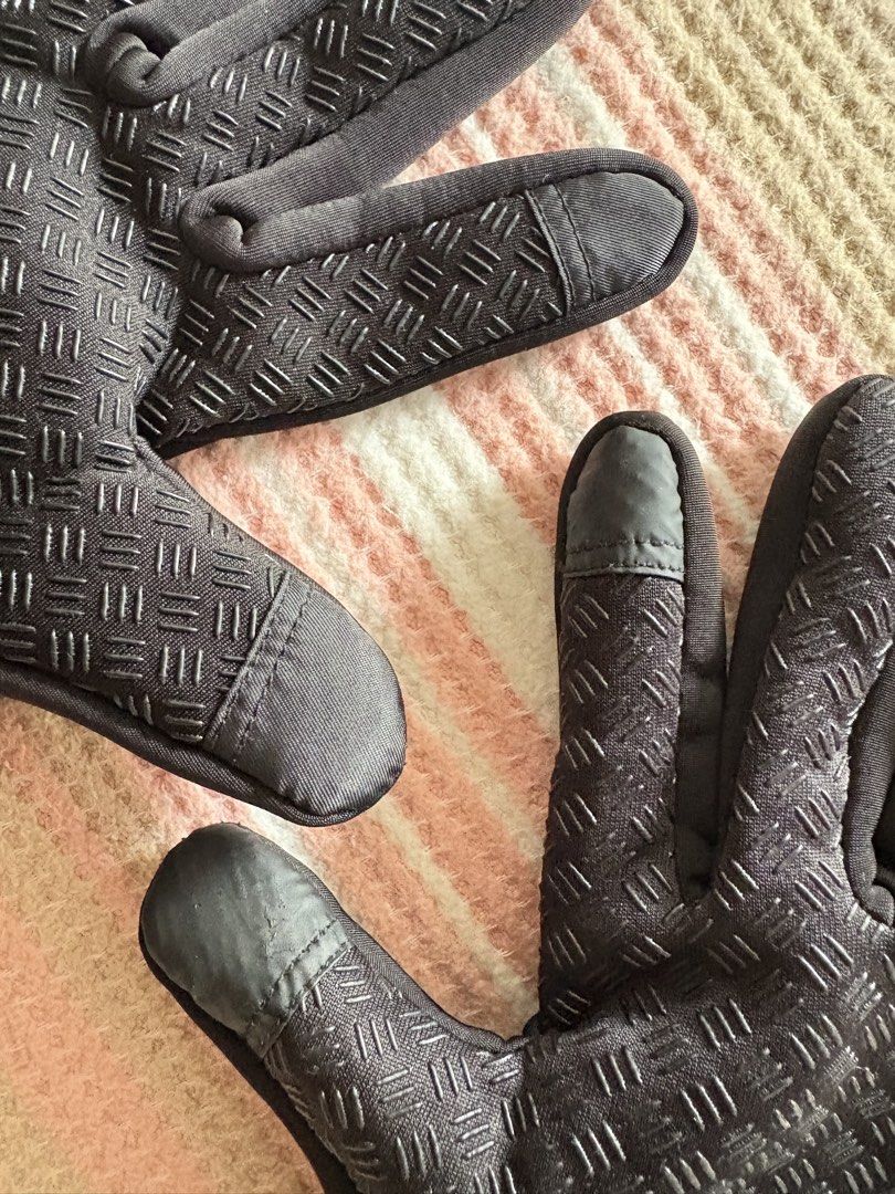Hkxy Winter Gloves (Category: Gloves) located in Pasig City. Submitted by adikinsdeclutter (Listing ID 1454955669, Image 3). Description: .