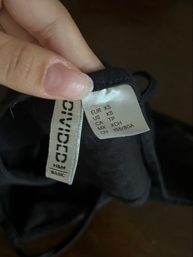 H&M cropped Black tank top (Category: Sleeveless) located in Makati City. Submitted by nat____ (Listing ID 1455085483, Image 3). Description: sorry for cat fur in pic ill clean before giving😭 - dont remember wearing this - no flaws .