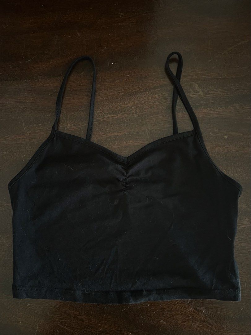 H&M cropped Black tank top (Category: Sleeveless) located in Makati City. Submitted by nat____ (Listing ID 1455085483, Image 1). Description: sorry for cat fur in pic ill clean before giving😭 - dont remember wearing this - no flaws .
