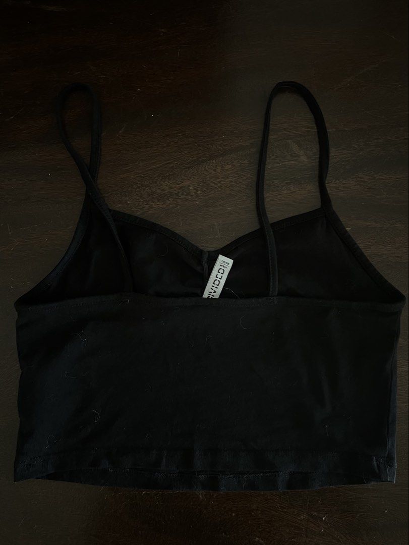 H&M cropped Black tank top (Category: Sleeveless) located in Makati City. Submitted by nat____ (Listing ID 1455085483, Image 2). Description: sorry for cat fur in pic ill clean before giving😭 - dont remember wearing this - no flaws .