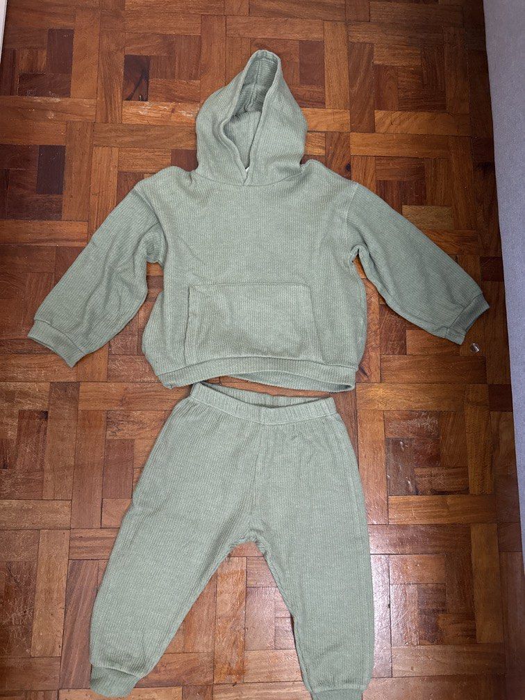 H&M set (Category: Babies & Kids Fashion) located in Pasig City. Submitted by hotstuff__ (Listing ID 1454999498, Image 1). Description: size 3-4.