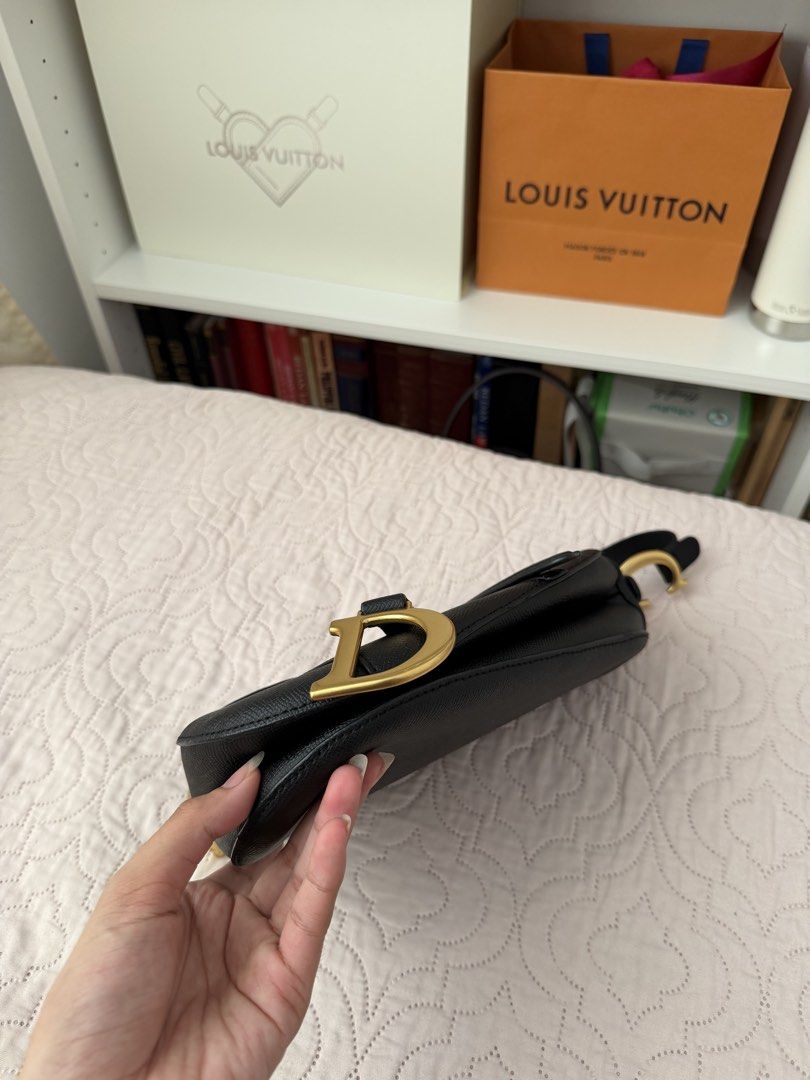 Ðior saddle bag (Category: Shoulder Bags) located in Cavite. Submitted by _cc25 (Listing ID 1455050071, Image 3). Description: Hi! I’m a Iuxury coIIector who prefers autħentic pieces, but I also purchase high-quaIity aIternatives for dispIay purposes in my room. 🤍 🖤 Black Ðior Saddle Bag with Gold Hardware ✨ Comes with guitar strap ✨ Never been used outside — displayed only in my room COMPLETE inclusions: ✅ Double box ✅ Ðior box ✅ Cards & etc ✅