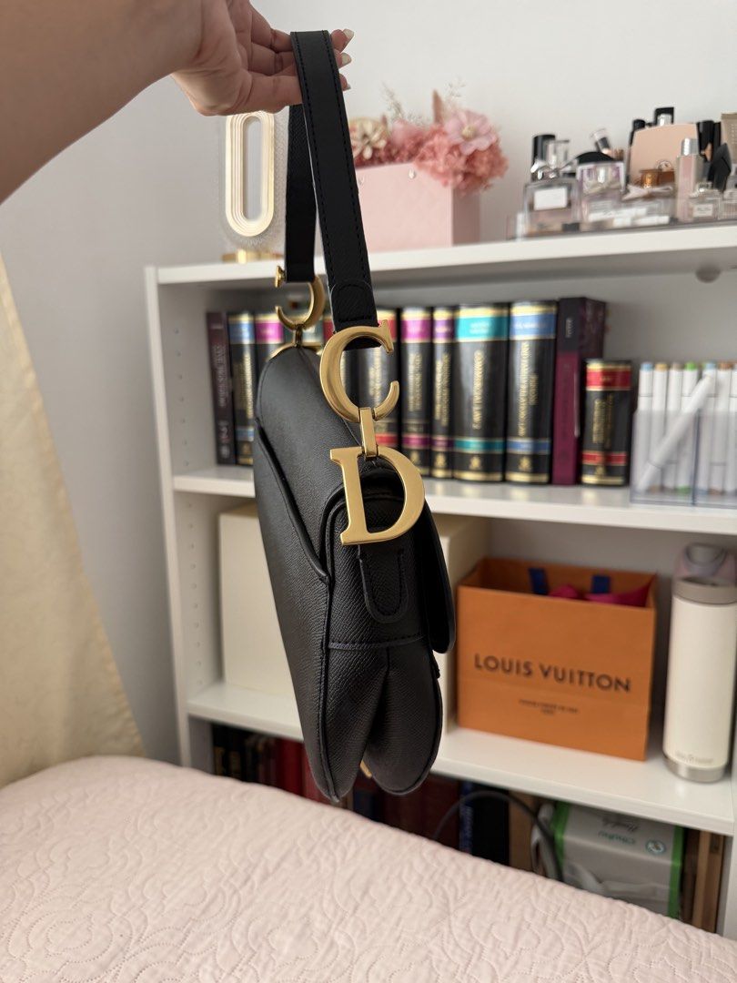 Ðior saddle bag (Category: Shoulder Bags) located in Cavite. Submitted by _cc25 (Listing ID 1455050071, Image 2). Description: Hi! I’m a Iuxury coIIector who prefers autħentic pieces, but I also purchase high-quaIity aIternatives for dispIay purposes in my room. 🤍 🖤 Black Ðior Saddle Bag with Gold Hardware ✨ Comes with guitar strap ✨ Never been used outside — displayed only in my room COMPLETE inclusions: ✅ Double box ✅ Ðior box ✅ Cards & etc ✅