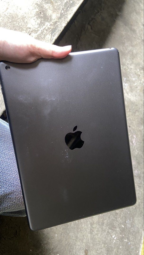 IPAD 7TH GEN 128 GB (Category: Laptops & Notebooks) located in Manila. Submitted by klaineaaa (Listing ID 1455069128, Image 2). Description: price is negotiable only issue is scratches sa corners ng ipad fingerprint is perfectly fine 128gb space grey original no box dm me for more infos rfs: need funds for tuition.