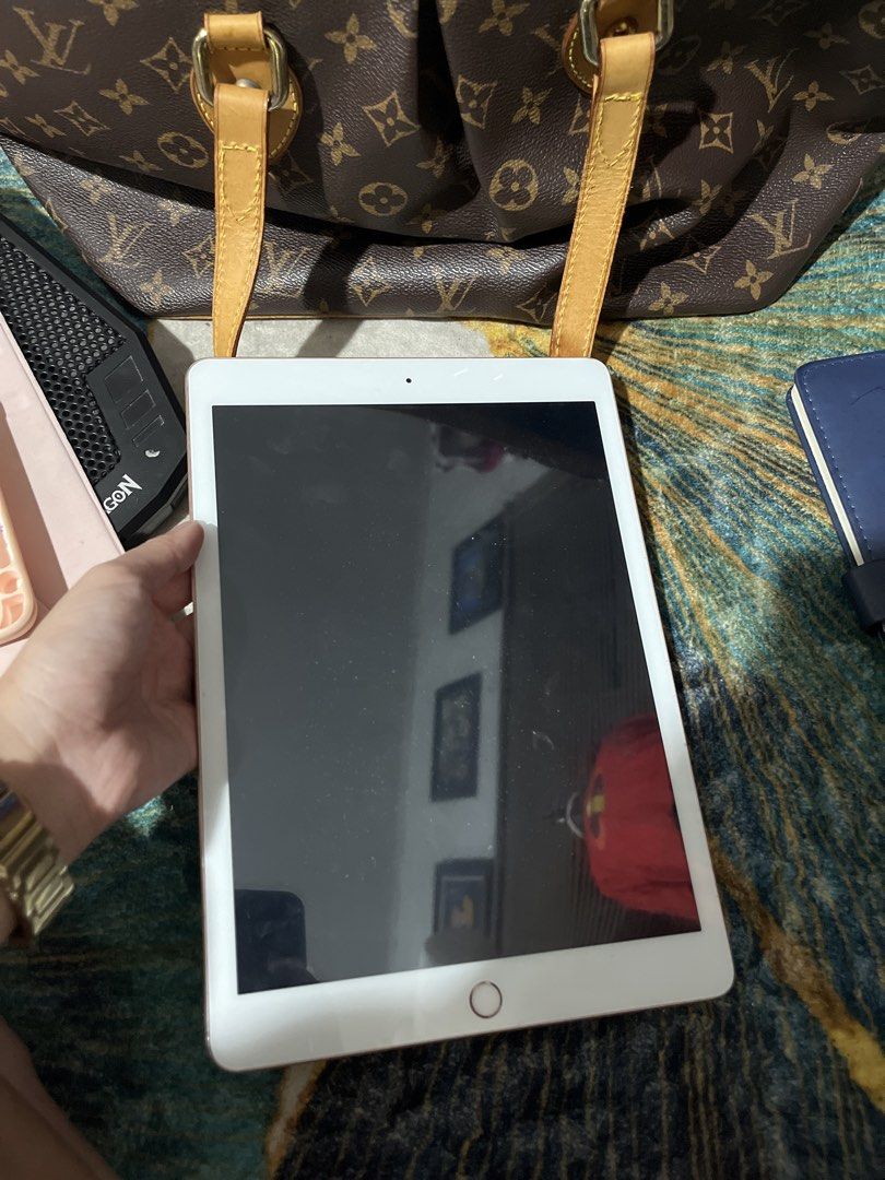 Ipad 7th gen with issue ROSEGOLD 32gb (Category: iPad) located in Caloocan City. Submitted by unicakczxc (Listing ID 1455107585, Image 2). Description: Bigla na lang di nag open No display Still charging as per technician Wifi used Ios 18 .