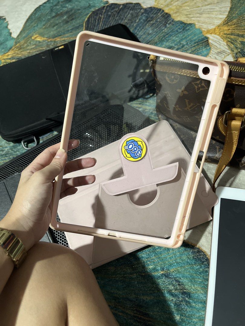 Ipad 7th gen with issue ROSEGOLD 32gb (Category: iPad) located in Caloocan City. Submitted by unicakczxc (Listing ID 1455107585, Image 3). Description: Bigla na lang di nag open No display Still charging as per technician Wifi used Ios 18 .