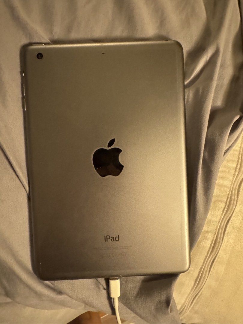 iPad Mini 2 (Category: iPad) located in Manila. Submitted by jakeong0 (Listing ID 1455060159, Image 3). Description: iPad Mini 2 - 32GB - All functional, damage is only on screen protector - Optional case - Uses lightning cable.