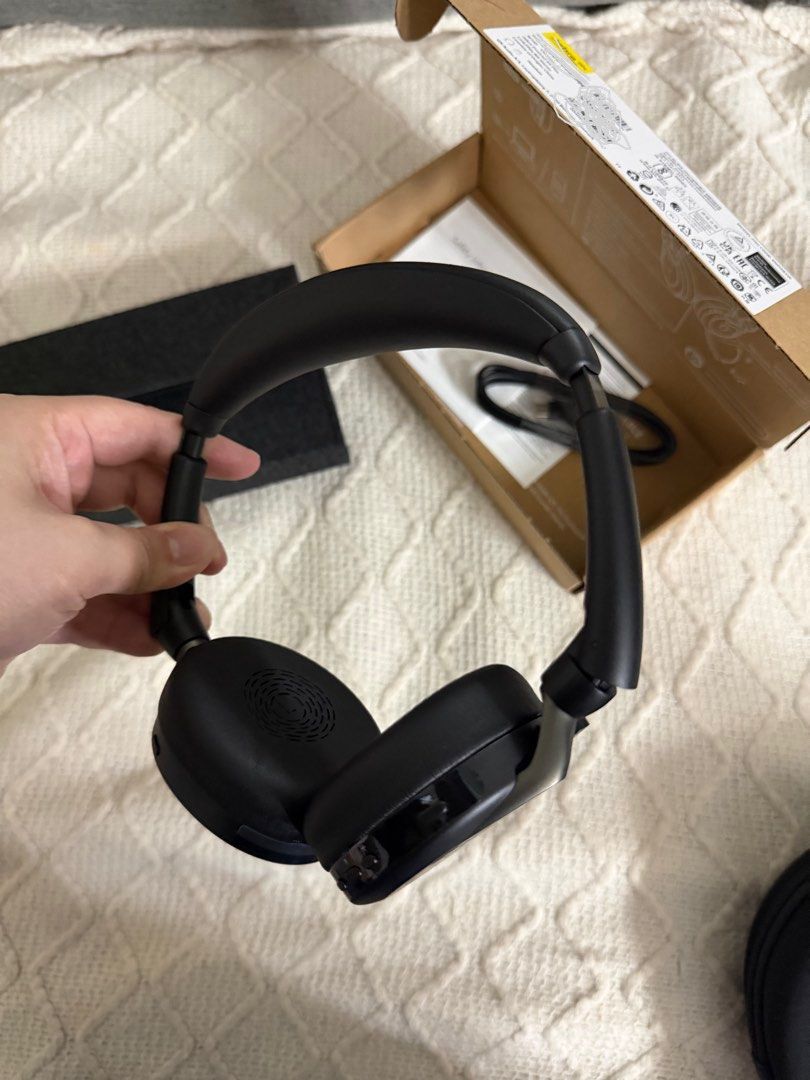 Jabra Evolve2 65 Flex Headphones (Category: Headphones & Headsets) located in Muntinlupa City. Submitted by kfces (Listing ID 1446528296, Image 3). Description: - Jabra Evolve 65 Flex Headphones - Wireless - Noise Cancelling - Color: Black - Includes: Original box, pouch, charging cable - Features: Great for calls and music - Condition: BRAND NEW **MOP: Gcash/ BPI.
