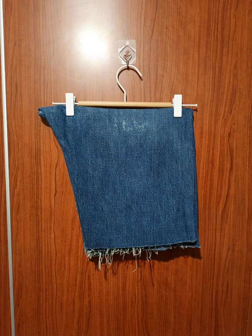Levi's Strauss Cut-Off Denim Jorts (Category: Shorts) located in Manila. Submitted by josh_trbs (Listing ID 1455138180, Image 2). Description: Levi's Strauss Cut-Off Denim Jorts W - 20 (Waist 38) L - 23 Excellent Condition Color Rate 9/10 Cut-off / Frayed Hem Price - 450 PHP 📍 Las Piñas.