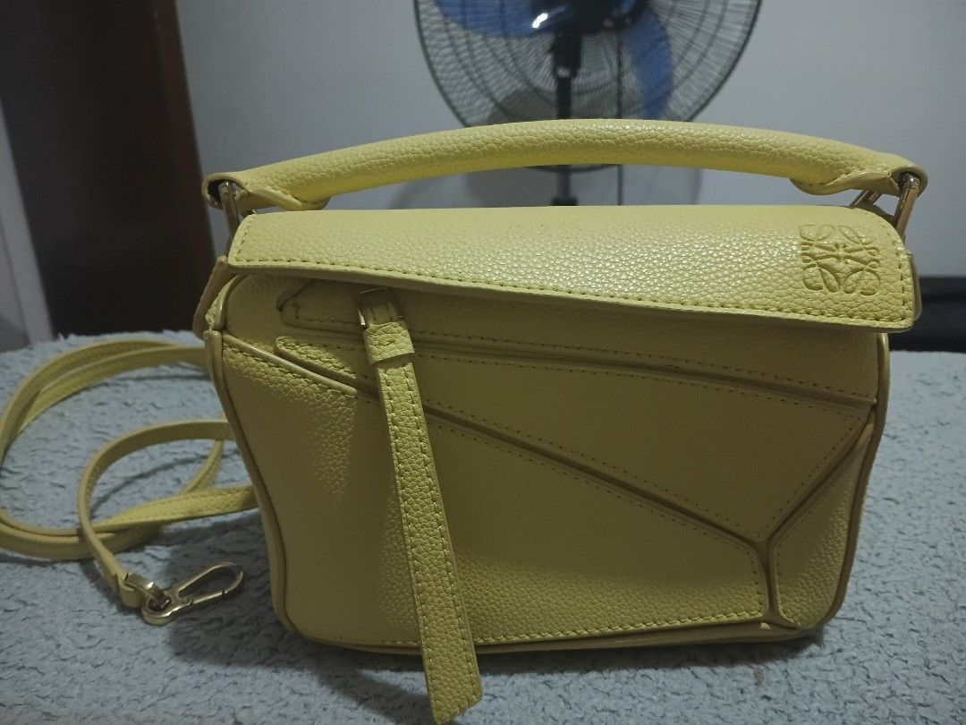 Loewe mini Featherlight Puzzle leather tote bag (Category: Luxury Bags & Wallets) located in Manila. Submitted by polkadottiecutie (Listing ID 1455106054, Image 1). Description: Authentic Loewe mini Featherlight Puzzle leather tote bag php 5.5k mop: g-cash/gotyme negiotable loc: Las Piñas.
