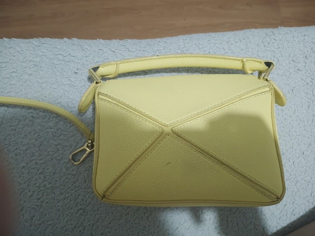 Loewe mini Featherlight Puzzle leather tote bag (Category: Luxury Bags & Wallets) located in Manila. Submitted by polkadottiecutie (Listing ID 1455106054, Image 3). Description: Authentic Loewe mini Featherlight Puzzle leather tote bag php 5.5k mop: g-cash/gotyme negiotable loc: Las Piñas.