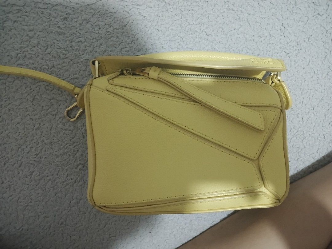 Loewe mini Featherlight Puzzle leather tote bag (Category: Luxury Bags & Wallets) located in Manila. Submitted by polkadottiecutie (Listing ID 1455106054, Image 2). Description: Authentic Loewe mini Featherlight Puzzle leather tote bag php 5.5k mop: g-cash/gotyme negiotable loc: Las Piñas.