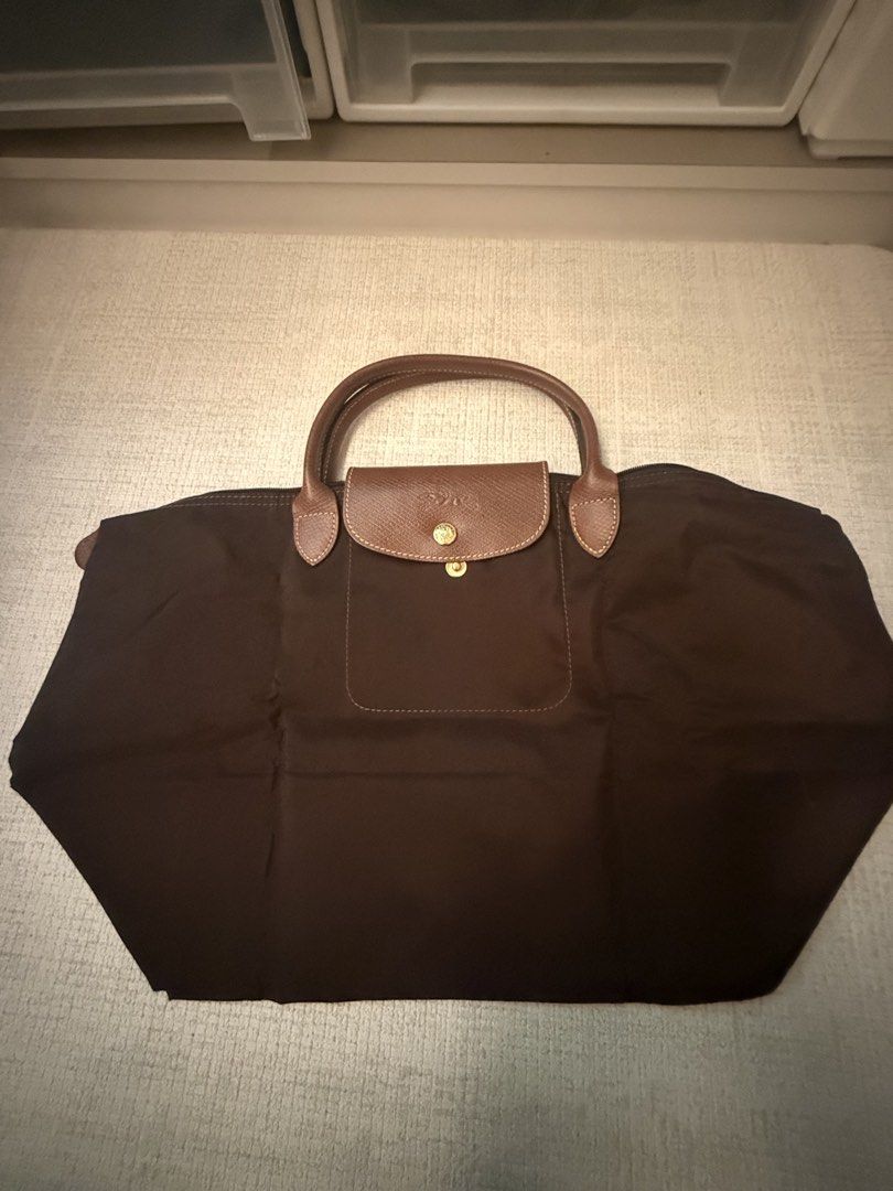 Long champ (Category: Shoulder Bags) located in Singapore. Submitted by jyuhiii (Listing ID 1455051069, Image 1). Description: Good cow to. .
