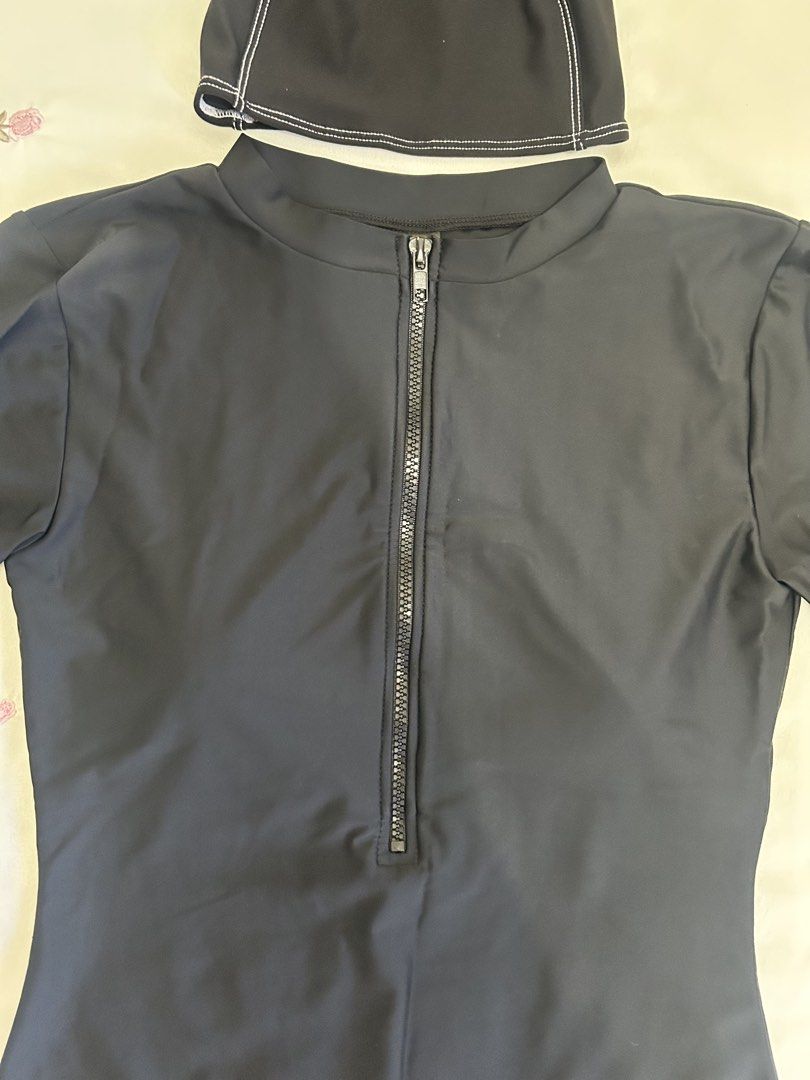 Long Sleeve Rashguard (Category: Rash guard) located in Manila. Submitted by summerdeclutters (Listing ID 1455046663, Image 3). Description: 🪷 Fits XS–M 🪷 Flattering & comfortable fit 🪷 Good-quality material 🪷 In great condition 🪷 Perfect for beach days & pool trips 🪷Comes with a free cap 🪷 Open for negotiations! 💌.