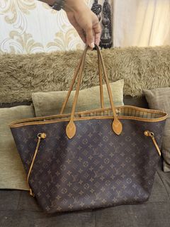 (Category: ) located in . Submitted by Vanessacloset_VLuxe (Listing ID 1455052269, Image 1). Description: .