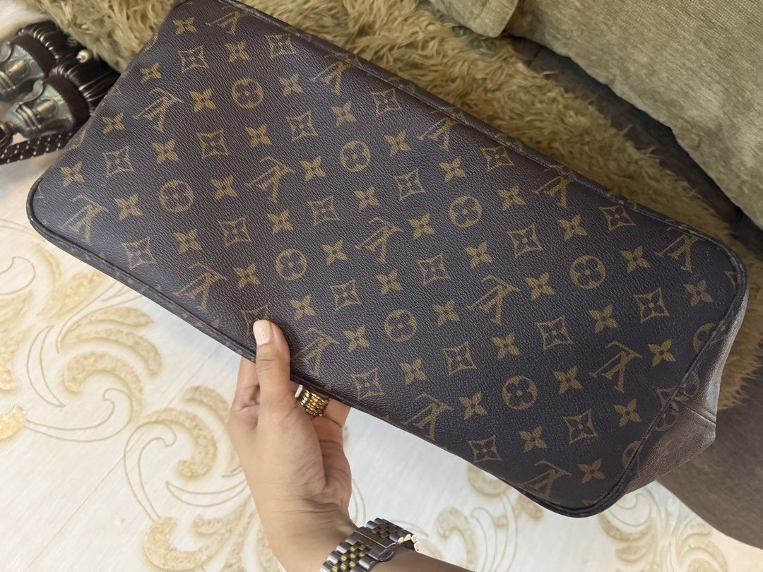 Louis Vuitton Neverfull GM (Category: Luxury Bags & Wallets) located in Paranaque City. Submitted by Vanessacloset_VLuxe (Listing ID 1455052269, Image 3). Description: Comes with dustbag.
