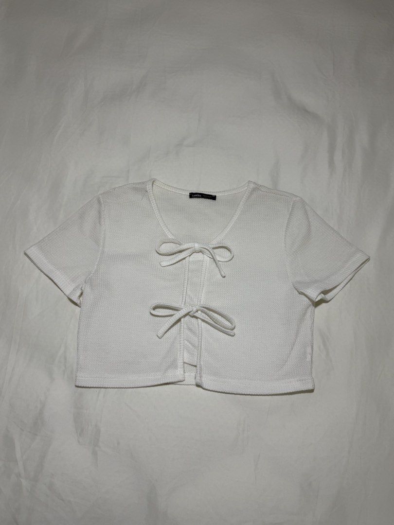 Lovito White Knit Tie-Front Cropped Top - Size M (Category: Others Tops) located in Quezon City. Submitted by minispirea (Listing ID 1455125126, Image 1). Description: Has minor loose seam near collar, check last image • On hand & ready to ship • More photos/videos available upon request • Pay as you order • No returns or exchanges Location: Quezon City / BGC Delivery: • Weekdays — same-day evening or next-day delivery due to work • Weekends — an