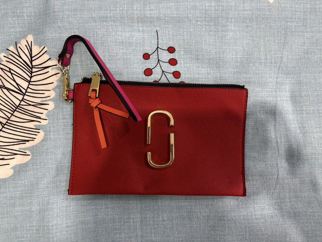 Marc Jacobs Pouch (Category: Luxury Bags & Wallets) located in Las Pinas. Submitted by piecesbyja (Listing ID 1455118058, Image 1). Description: slightly nego :)).