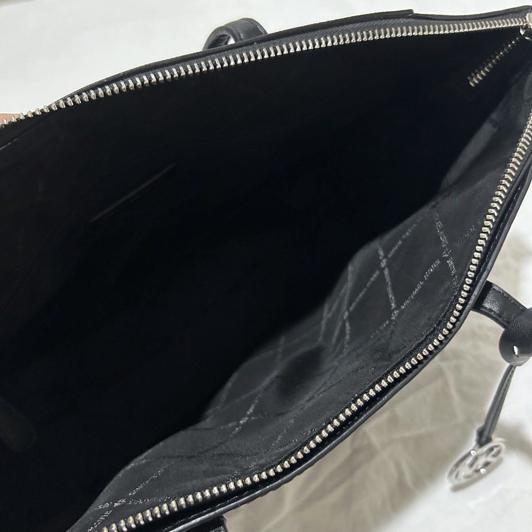 Michael Kors Marilyn Medium Saffiano Leather Tote Bag (Category: Tote Bags) located in Cainta. Submitted by prelovedbymarj (Listing ID 1455044510, Image 3). Description: Bought in US Authentic Michael Kors.