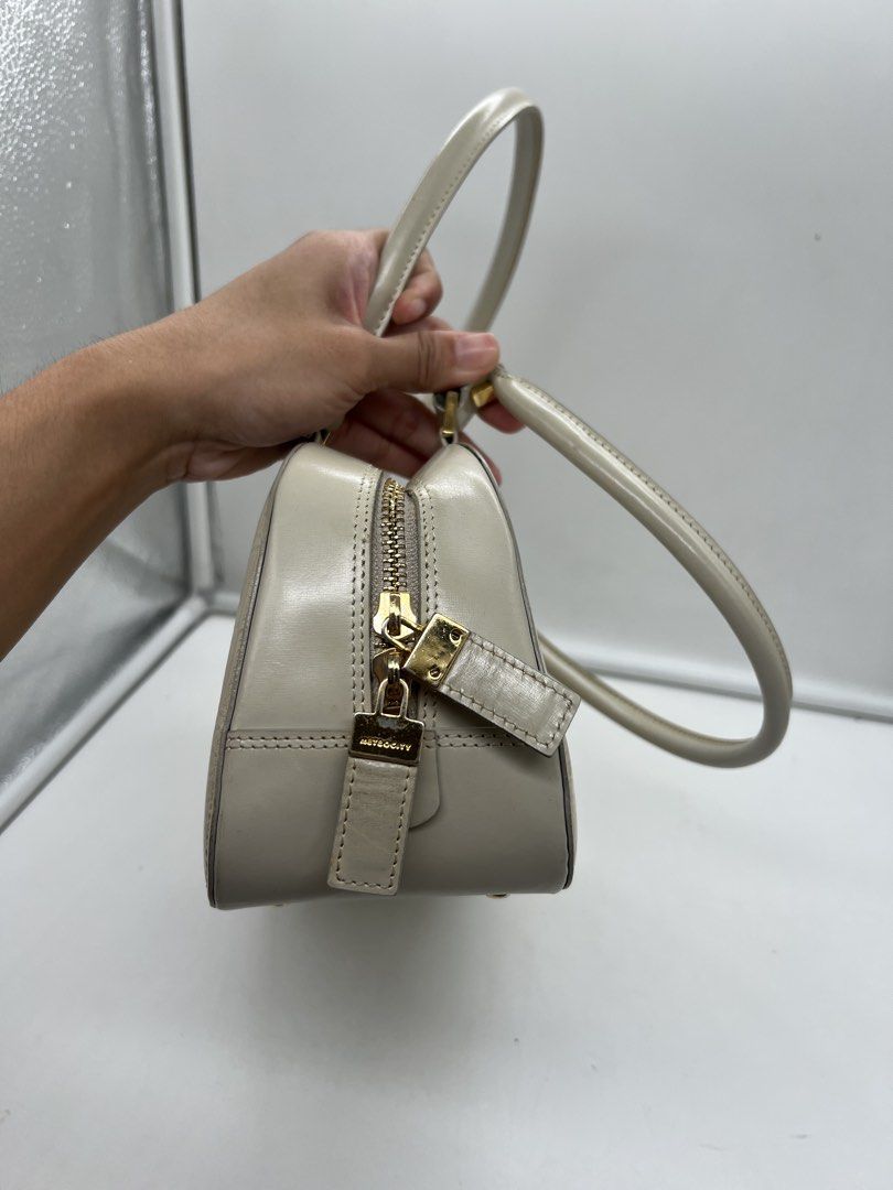 Metrocity off white patent leather embossed monogram shoulder bag (Category: Shoulder Bags) located in Cavite. Submitted by aellavier (Listing ID 1454976757, Image 3). Description: orig preloved auth. little to no signs of use. excellent preloved condition .