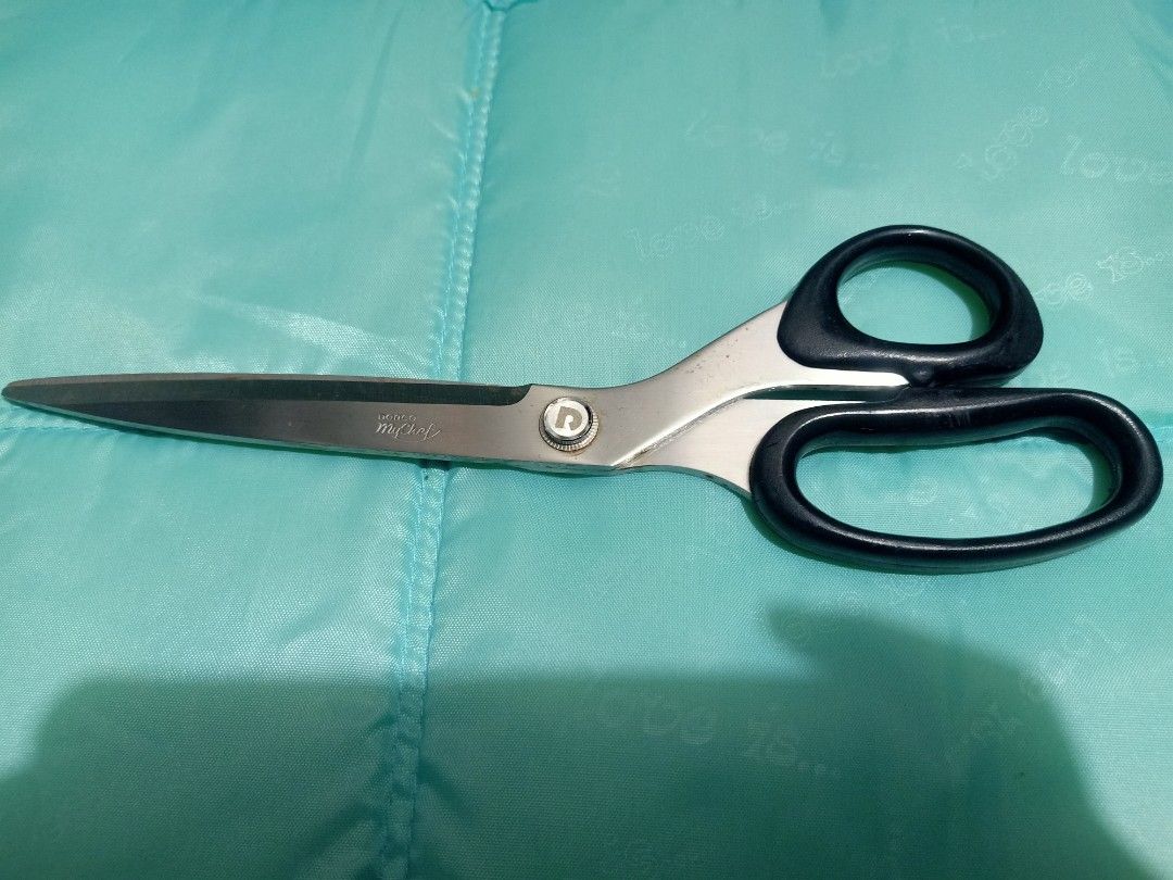 My chef DORCO SCISSORS (Category: Other Kitchenware & Tableware) located in Pasig City. Submitted by urdal01 (Listing ID 1455092457, Image 2). Description: -My chef dorco scissors -stainless steel black handle -10inch length -good for daily use.