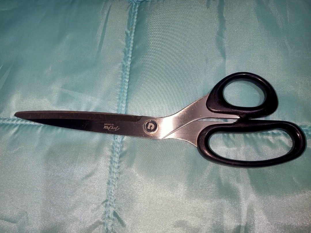 My chef DORCO SCISSORS (Category: Other Kitchenware & Tableware) located in Pasig City. Submitted by urdal01 (Listing ID 1455092457, Image 3). Description: -My chef dorco scissors -stainless steel black handle -10inch length -good for daily use.