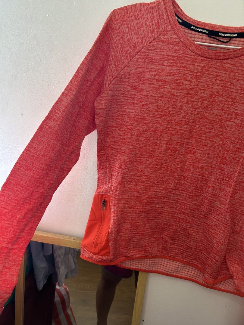 Nike women top thermals sphere element (Category: Activewear) located in Angeles City. Submitted by TheAuthenticcorner2018 (Listing ID 1455024138, Image 2). Description: -in good condition -like new.