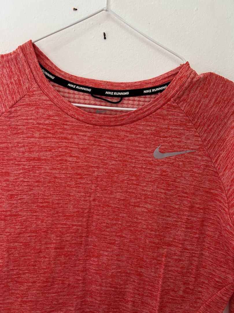 Nike women top thermals sphere element (Category: Activewear) located in Angeles City. Submitted by TheAuthenticcorner2018 (Listing ID 1455024138, Image 3). Description: -in good condition -like new.